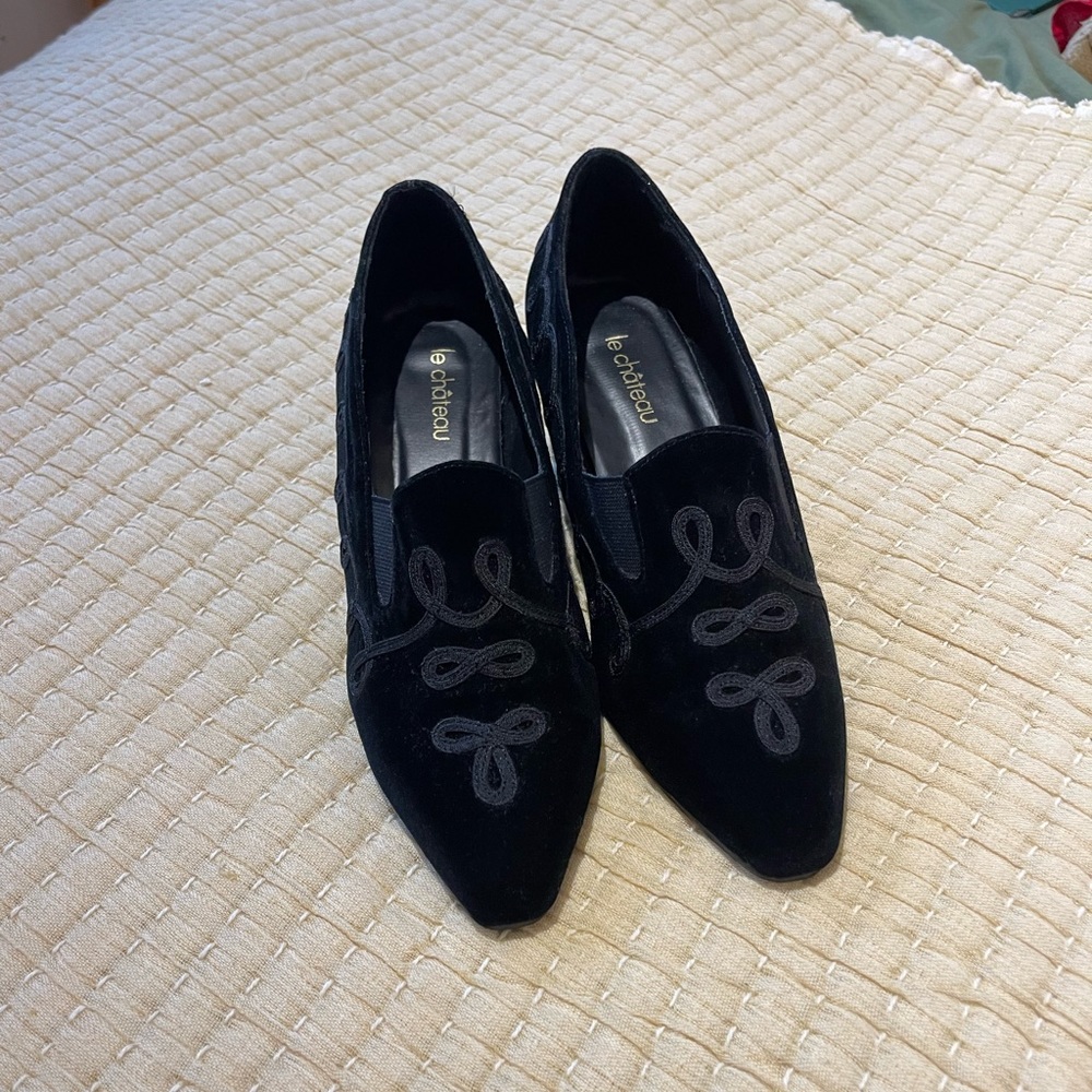 Vintage Le Château suede kitten heels